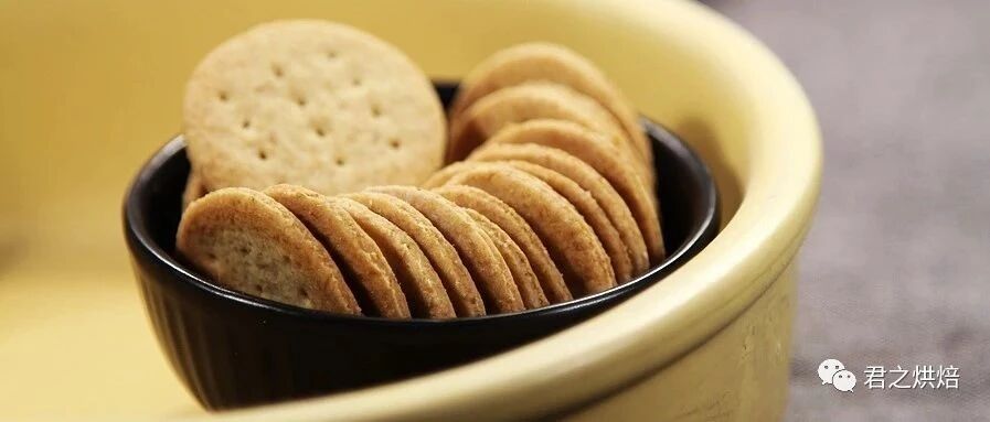 薄薄脆脆的全麦苏打饼干，减肥吃也不怕