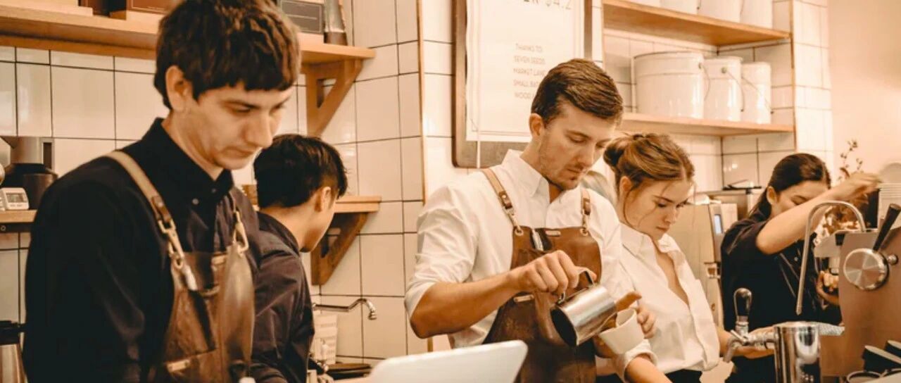 走访10家奶茶店，我们分析出奶茶“打工人”职场上升路线