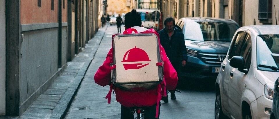 谁在做危险的外卖骑手？访谈了上百位骑手后，我们发现···