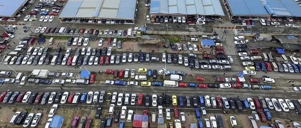 抢收泡水车，二手车商正在奔赴郑州