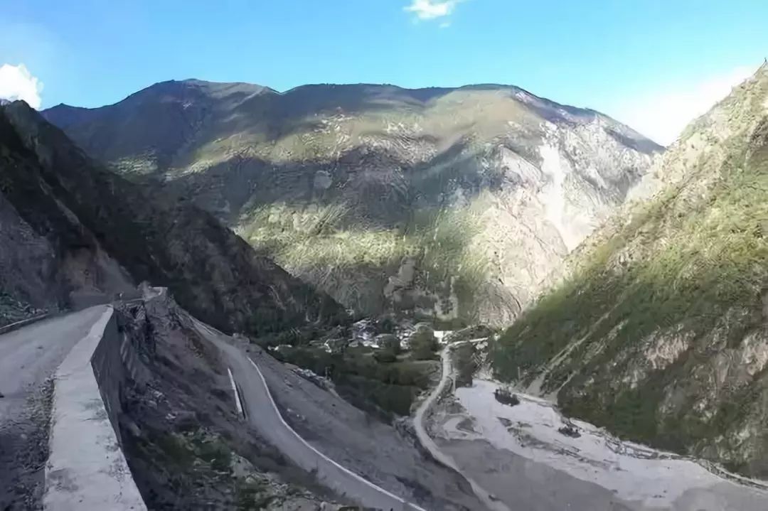 山脈的下端,歷史上德欽與貢山的邊民往來完全靠這條古老的茶馬古道,路