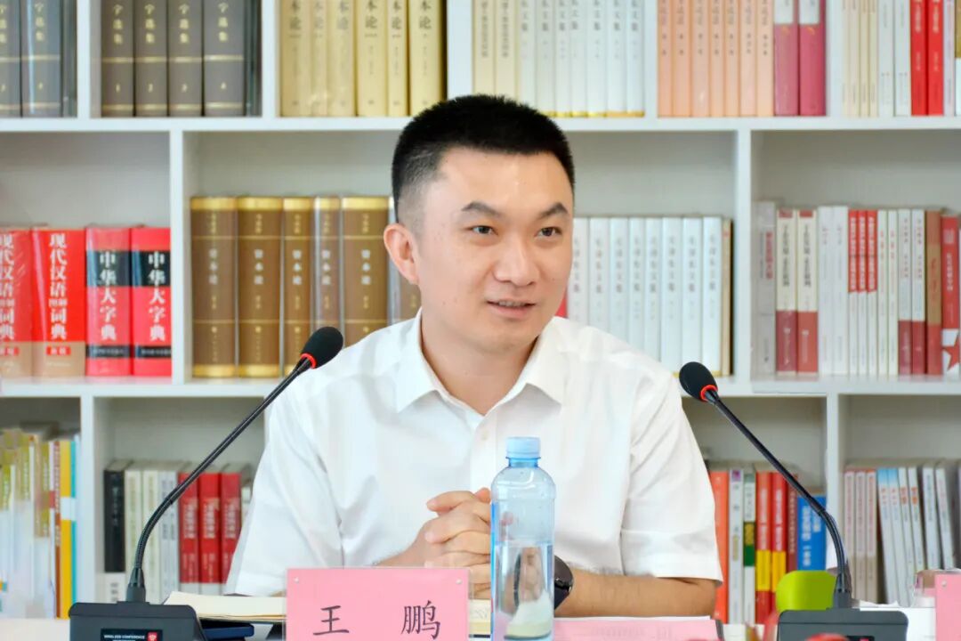 座谈会上,福田区梅林街道党工委副书记,人大工委主任陈斌对上林县领导