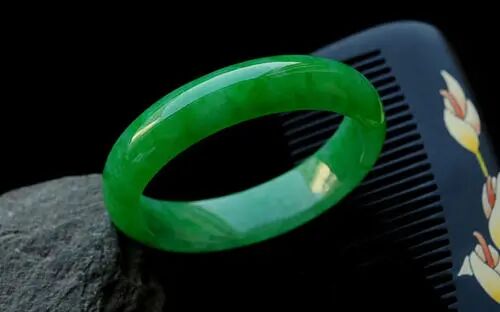 如果你连这些翡翠的瑕疵都看不到，那就等着吃亏吧！