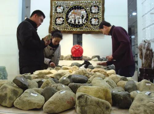 又切爆了！瑞丽老板3千买的垃圾原石，开涨1000倍！