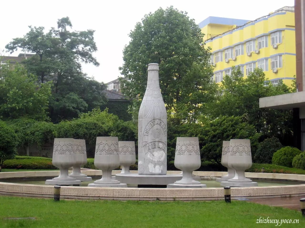 一进园区就能看到的啤酒瓶和啤酒杯的雕塑.