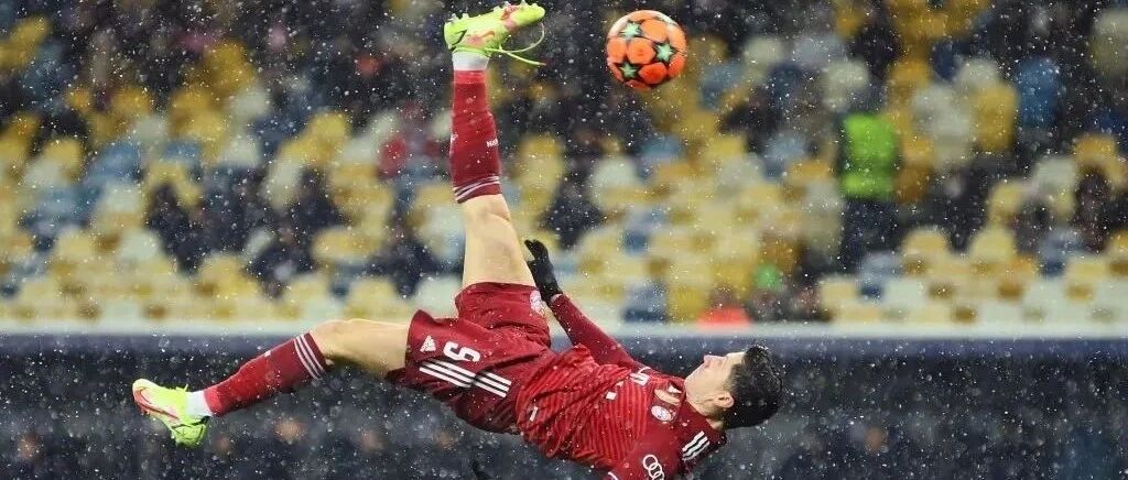 莱万神仙倒钩，拜仁提前锁定小组头名！