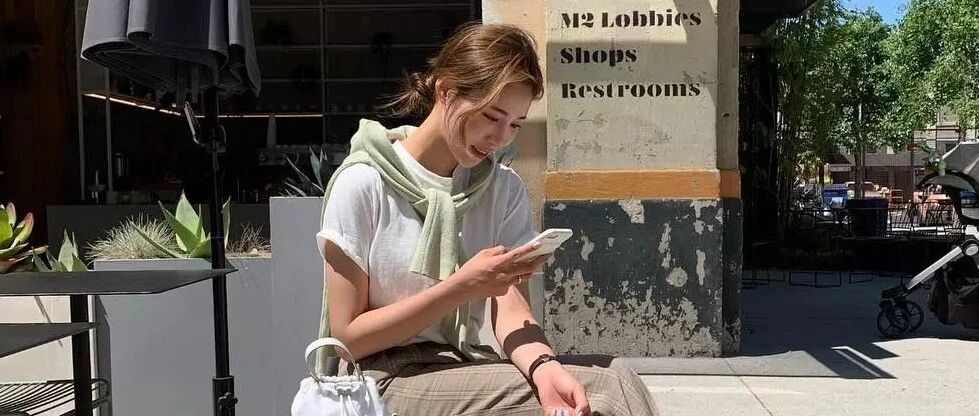 别再穿阔腿裤了！现在流行的 “ 奶奶裤 ” 才是真时髦炸了！