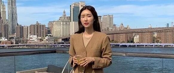 针织衫/西装/风衣+白色丹宁裤，复古小短袜+牛津鞋，今年秋冬穿搭范本就看她！