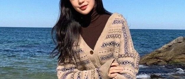 毛衣 + 半裙，大衣 + 牛仔裤+靴子，秋冬穿搭有这几件就够了！！