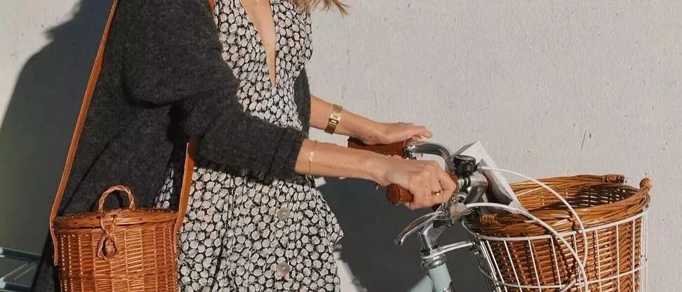 “ 毛衣 ” 失宠了？2020就要穿 “ 这几件薄外套+裙子 ” ，美炸！