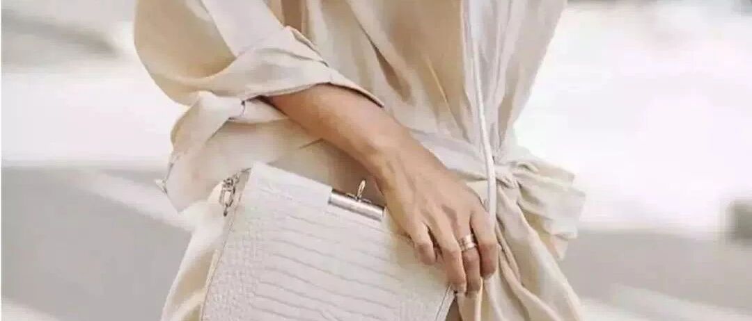 别再穿黑白灰了，今年超火的“初恋色”简直美哭！