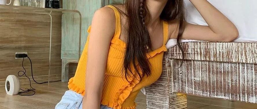 今年流行的上衣都这么短？时髦炸了！