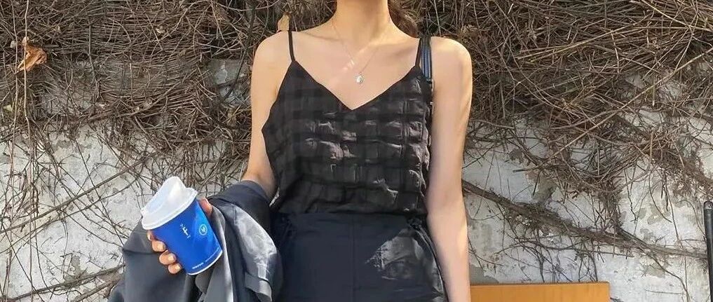 今夏流行的 “ 渣女衫 ” 照着穿太撩人了！