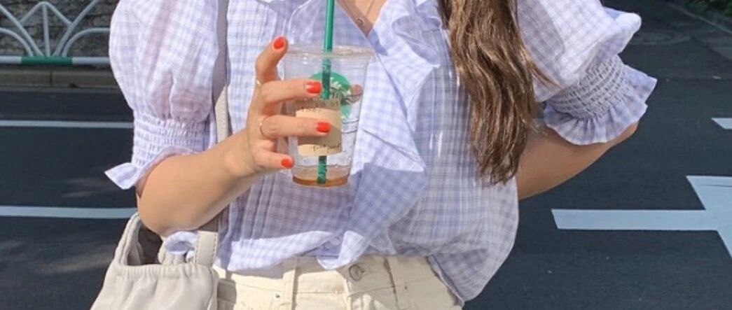 除了 “ 挤奶衫、渣女衫 ” 外，今夏必穿的宝藏上衣就是它！好看的要命！