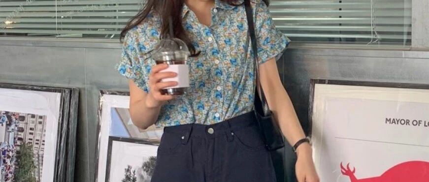 卫衣搭配out了!现在流行“奶奶上衣”，越土越美!