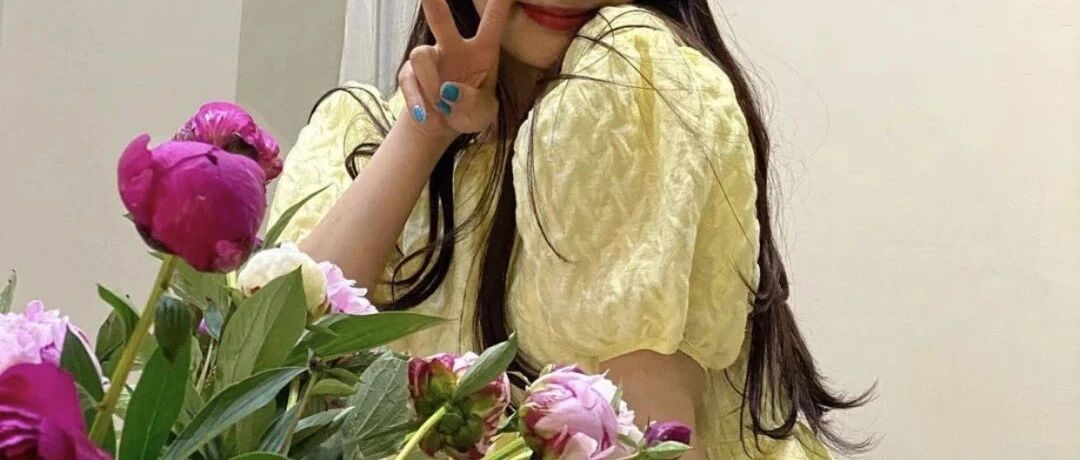 连衣裙+运动鞋，真的超超超级火！时髦又有女人味！