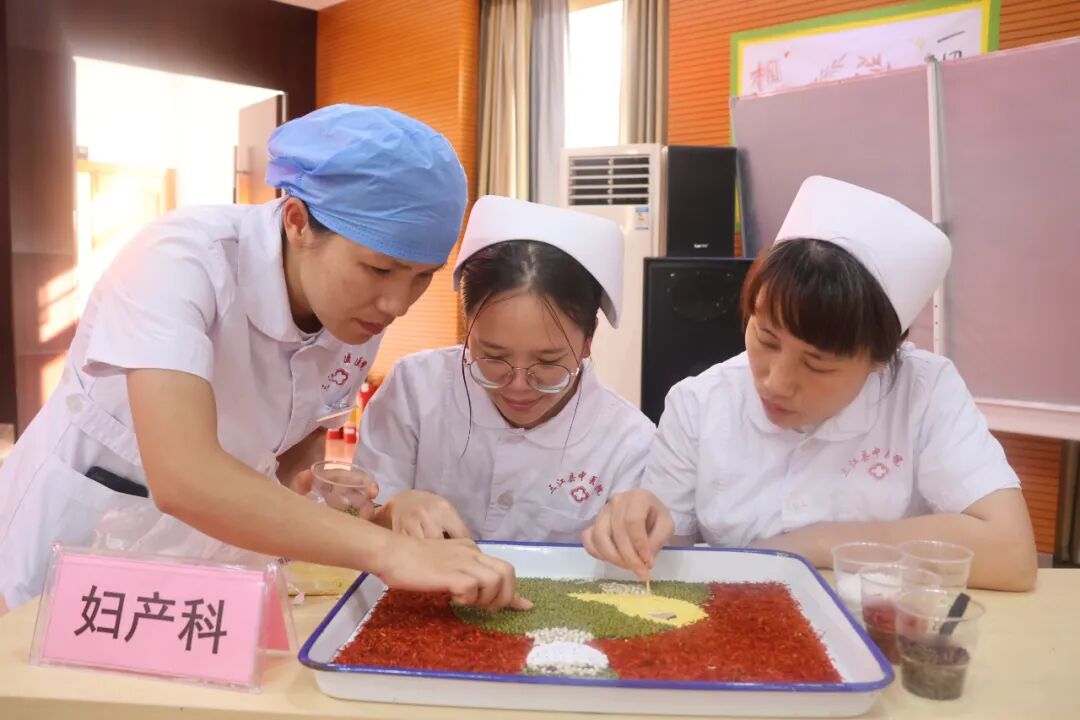 将中药材当做颜料,一味味中药在护士们的巧手下拼成一幅幅惟妙惟肖