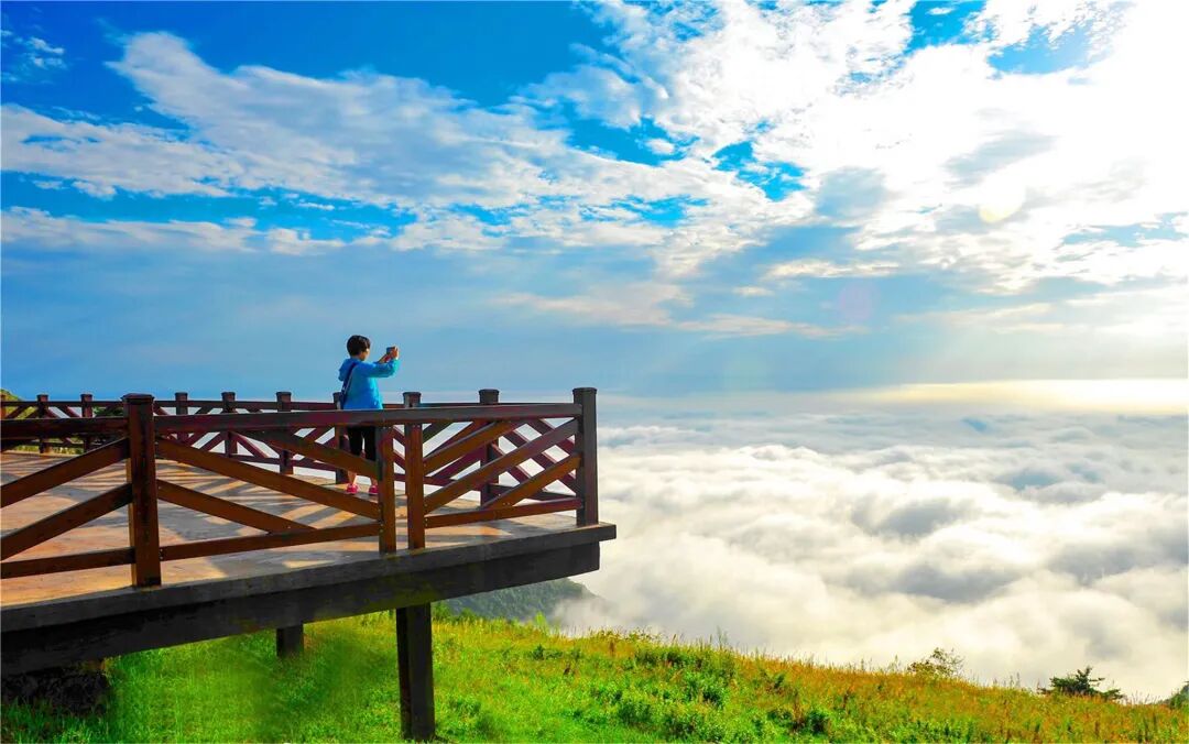 百里荒康养小镇避暑旅居生活再添助力,知音老年大学即将挂牌分校-楼盘