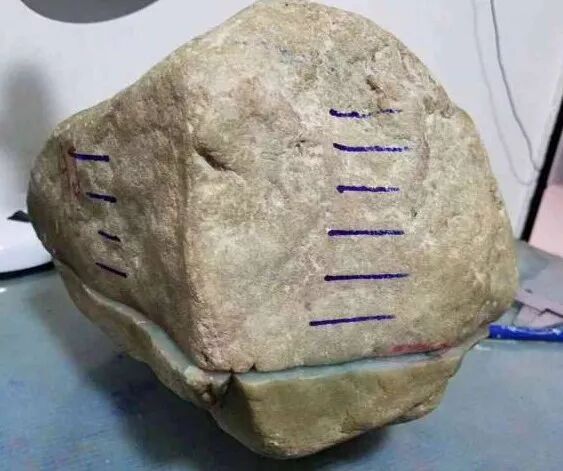 土豪买下21公斤的原石，刀刀涨，豪车直接当场提！