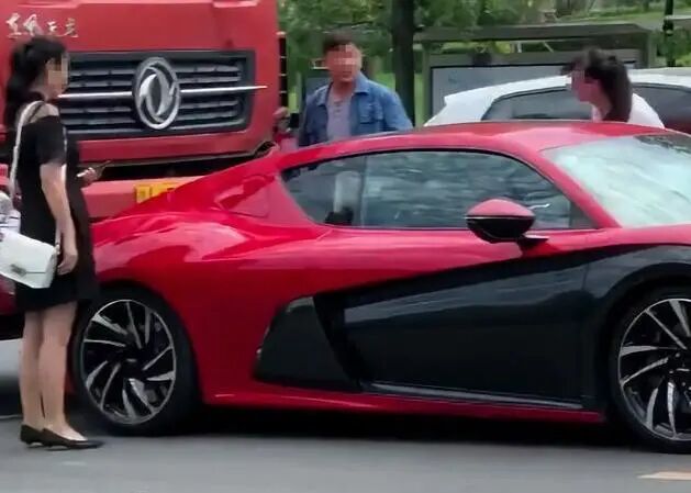 日照市一货车追尾760万超跑 女车主撒泼辱骂 货车司机笑眯眯道 你不是说追尾就嫁给我吗 全网搜