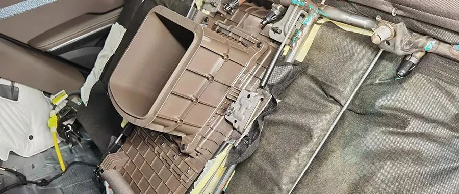 比亚迪汉内饰拆解，后排座椅钢板没了？原来秦Pro上还有