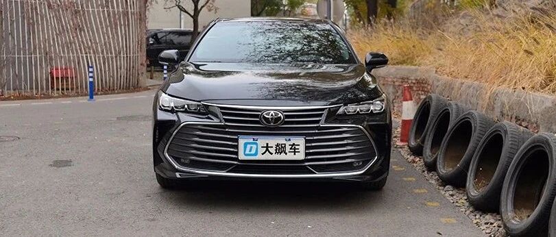 一坐进车里，就有一种莫名其妙的庄重感