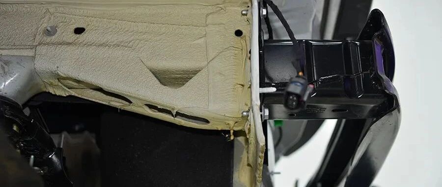 防撞梁最厚道的大众，但能少的螺栓必须少