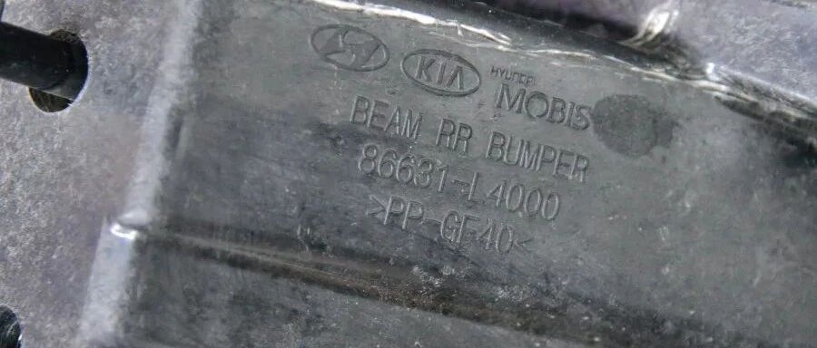 又见塑料“防撞梁”，谁让碰撞测试不撞后面呢