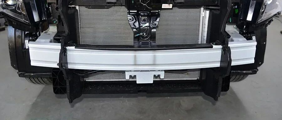 廉价合资车经常减配防撞梁，拆这辆自主品牌看看