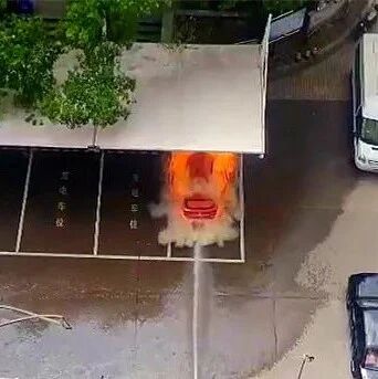 车门炸飞、顶棚炸穿，电动车这是咋了？