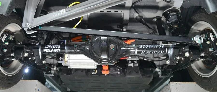 看这底盘，不知道的还以为是辆快递车