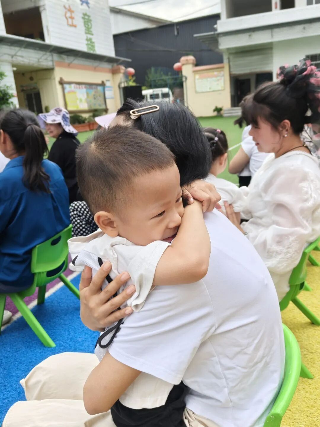拥抱妈妈.jpeg