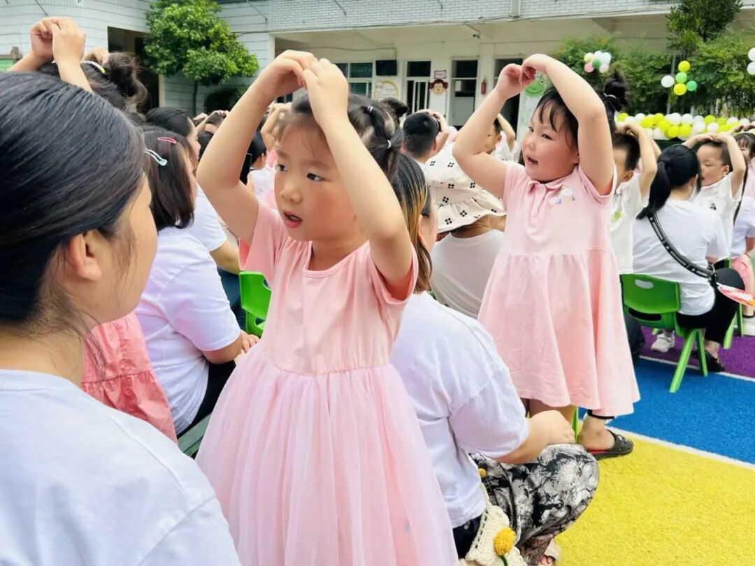 集体手势舞《爸爸妈妈谢谢你》 (2).jpeg