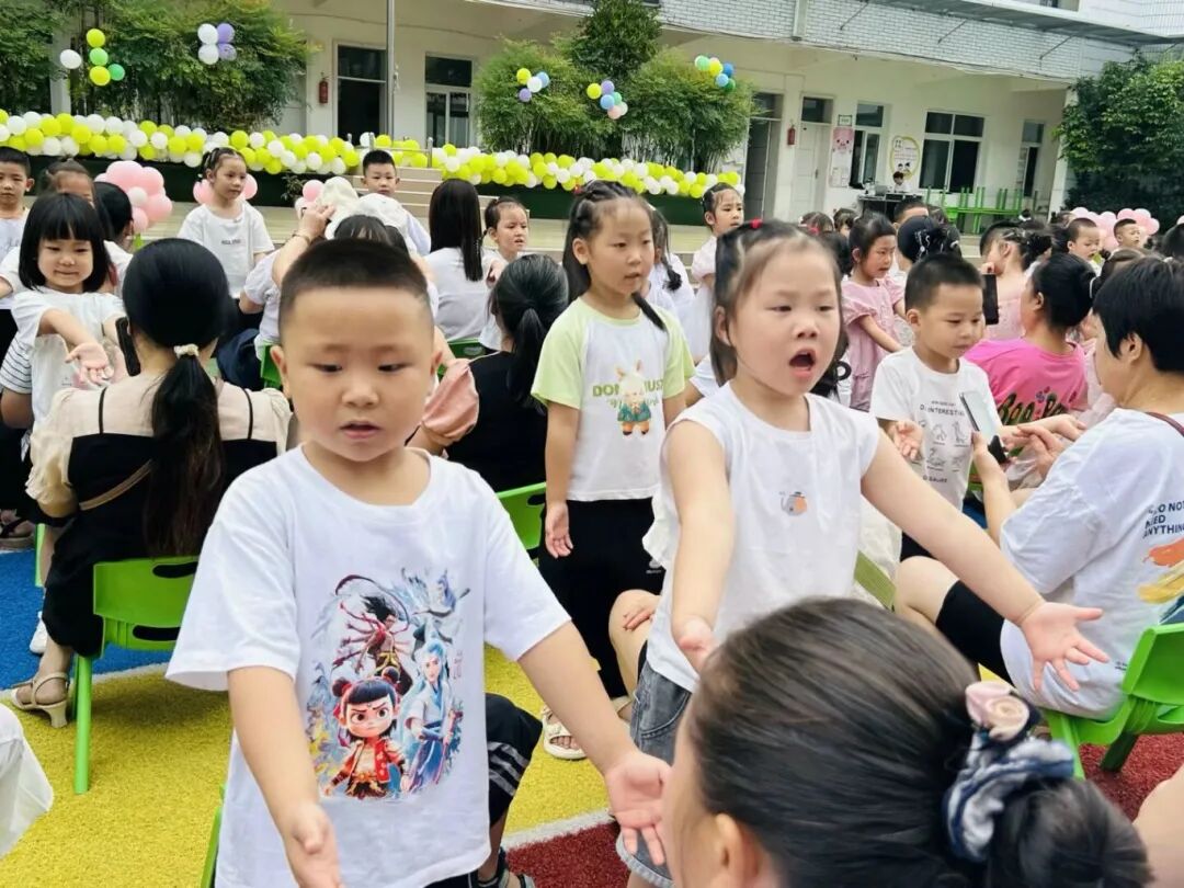 集体手势舞《爸爸妈妈谢谢你》 (1).jpeg