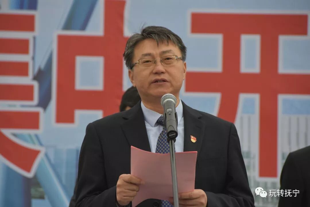 区委副书记,区长焦大伟逐一介绍项目概况和发展前景.