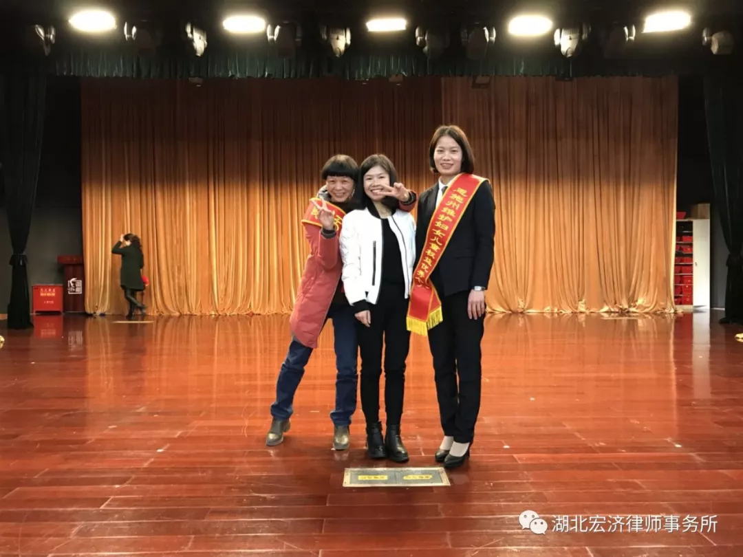 热烈祝贺365bet免费投注_365bet手机备用网址_365bet直播网黄思琴律师被恩施州妇女联合会评为“恩施州维护妇女儿童权益先进个人”