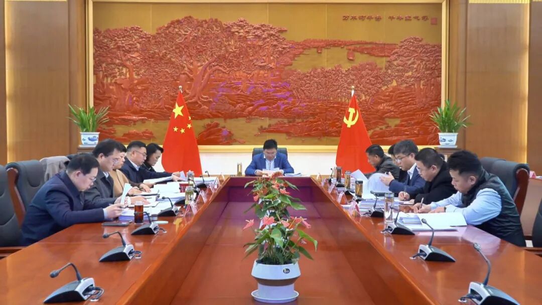 县委理论学习中心组召开学习会