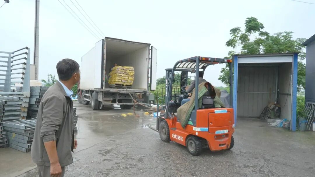 宝应新农人 | 朱洪玉：无人机投喂 冰鲜鱼壮膘 3700亩蟹塘迎“智慧”收获季