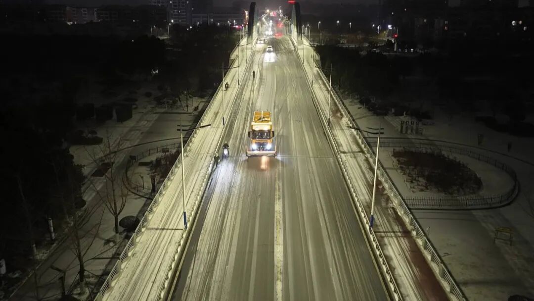 安全不“打滑” 宝应城管为城市“解冻”