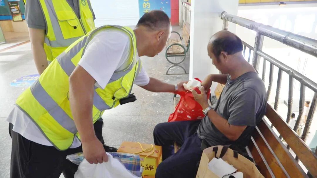 夜巡护平安！多部门联合开展流浪乞讨人员夏季救助行动