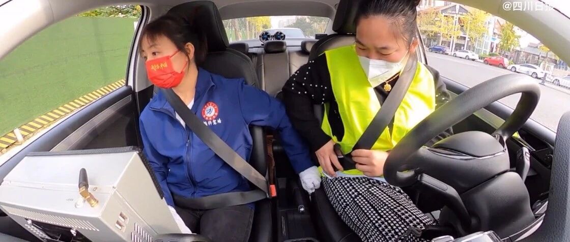 两次被阻拦系安全带，科三考试女子最后这一动作让女安全员心中惊恐...