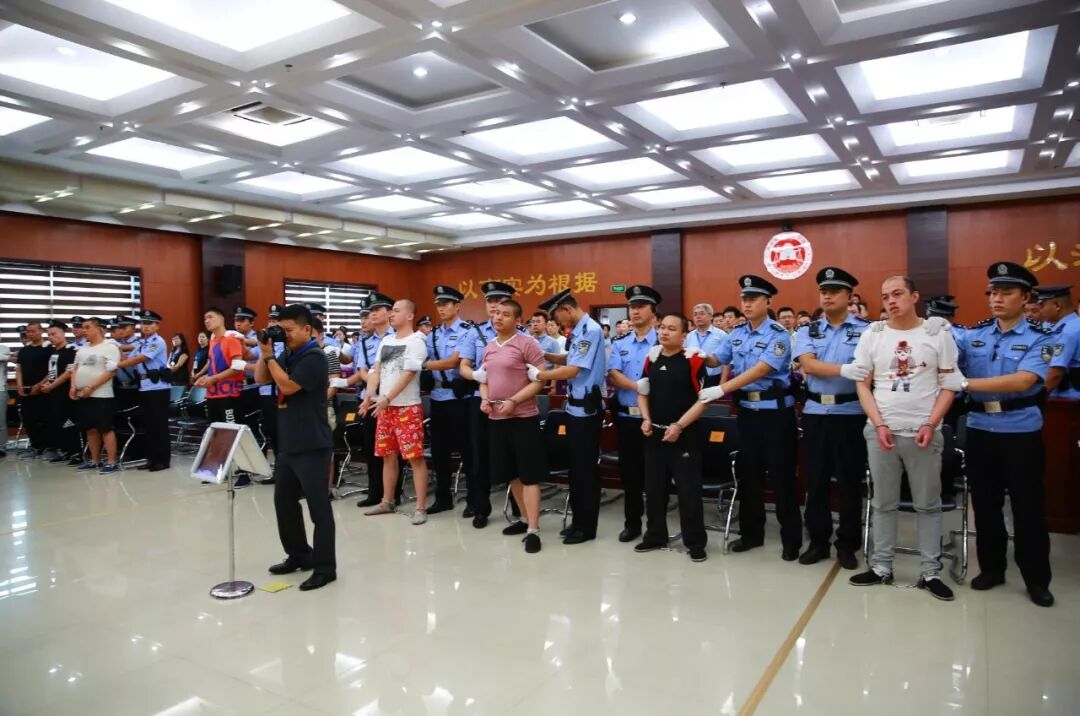 向上滑动阅览吴学占黑社会性质组织犯罪案法院认为,被告人周某某不顾