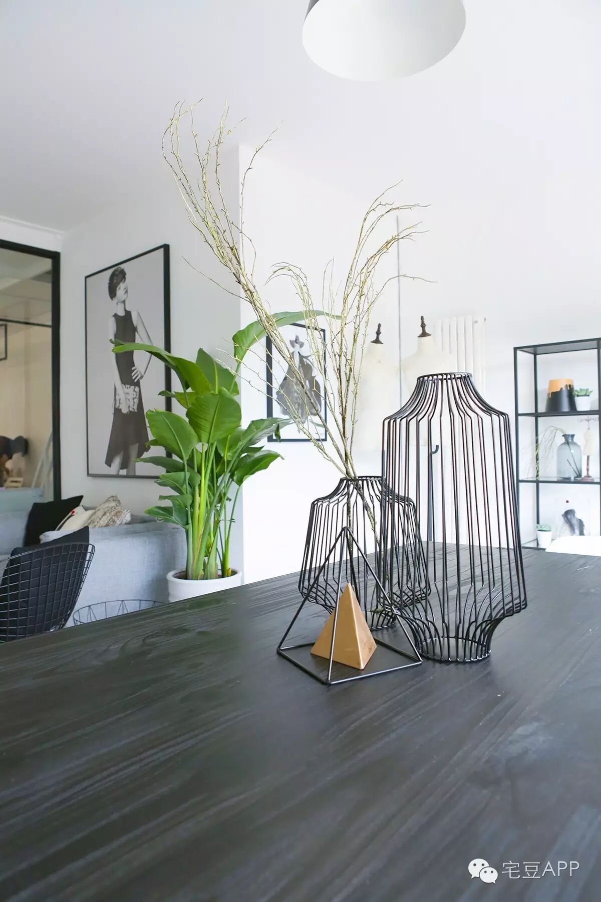 工作桌上,虚实结合的花瓶与花艺中性又有禅意 原木与黑钢,完美搭配