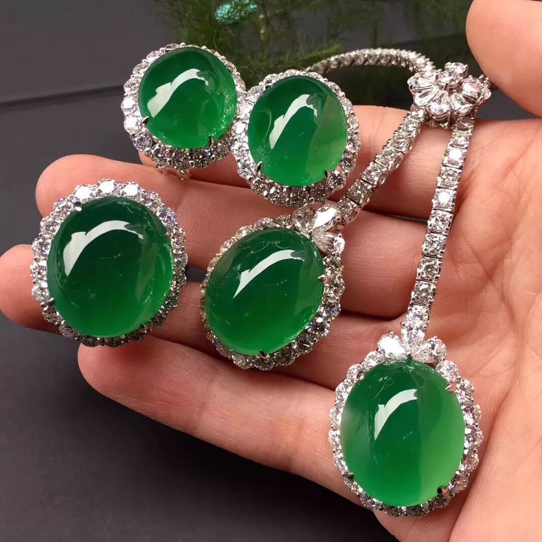 翡翠赌石 ┃ 先搞清楚母体基因，就算不开窗也能分析个七七八八