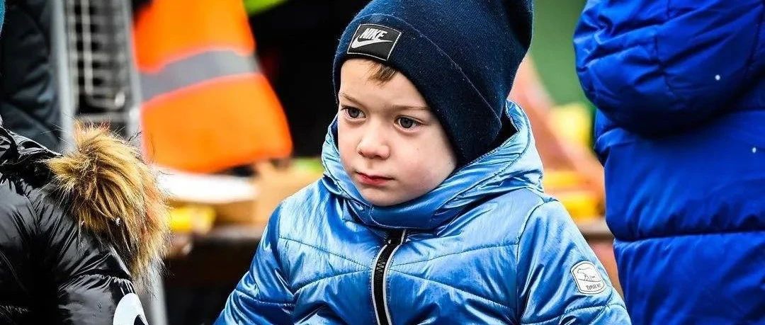 写真：一个孤独悲伤的乌克兰小男孩！