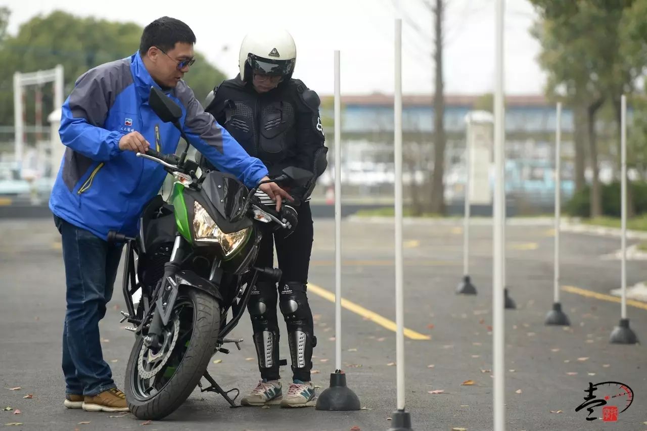 場地內設置了針對不同摩托車排量的繞樁8字位,起步坡道,獨木橋,s彎,大