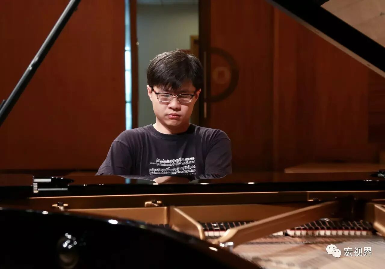 著名青年钢琴演奏家孙梅庭的宏泰情结