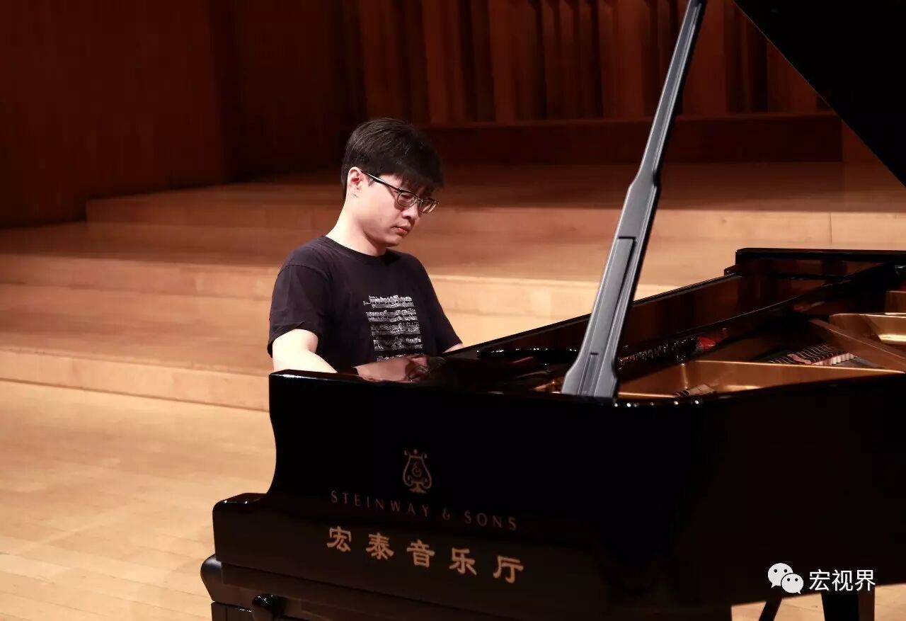 著名青年钢琴演奏家孙梅庭的宏泰情结