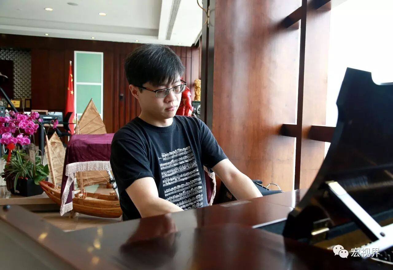 著名青年钢琴演奏家孙梅庭的宏泰情结