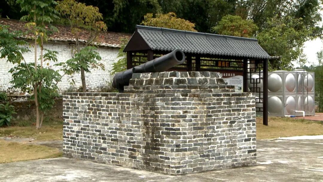 新建的炮台,小广场,凉亭等基础设施为村民们休闲娱乐提供了良好的环境